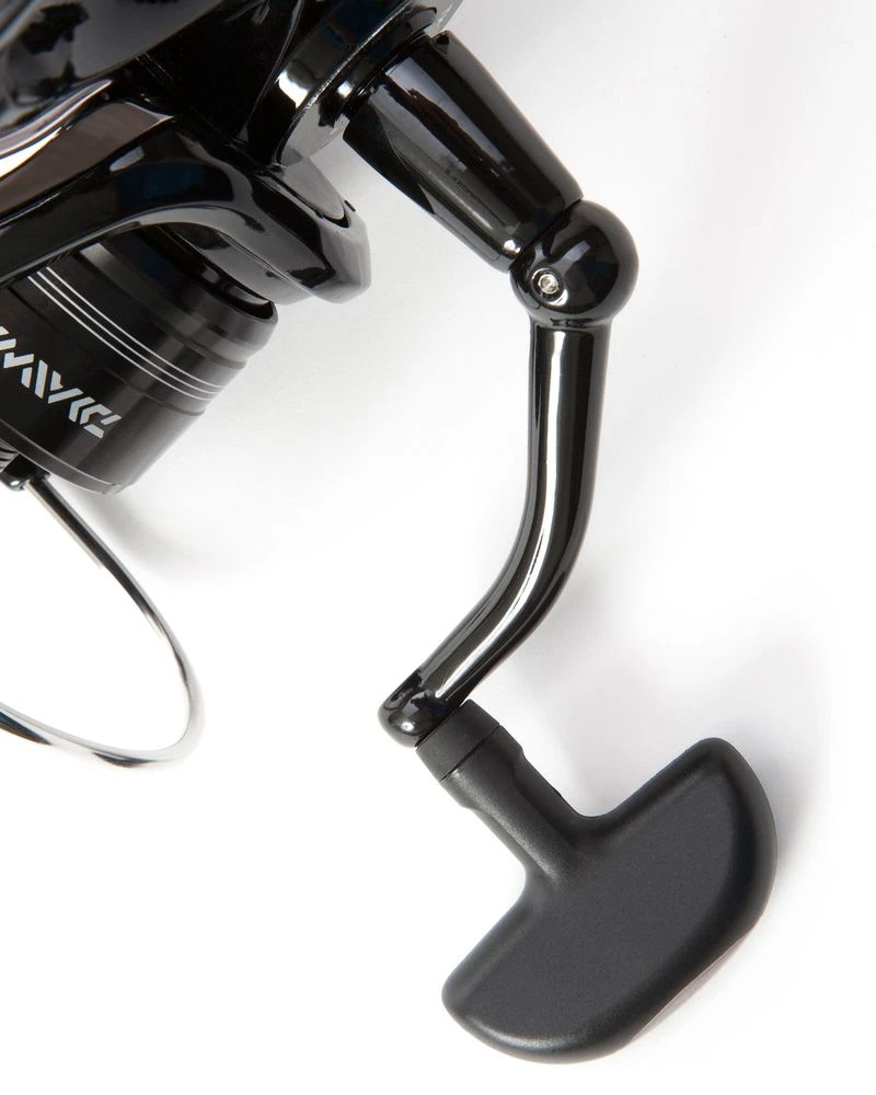 daiwa black widow reel 4000 Br 5000 The reel is equipped with an ergonomic aluminum handle featuring a soft Carp Daiwa Black Widow Br